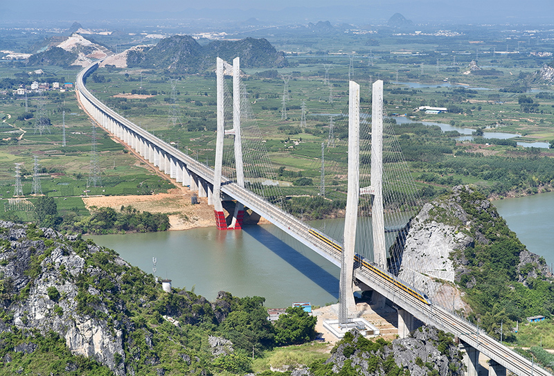 “黃醫生”運行在百合郁江特大橋--楊家震攝 (2).jpg