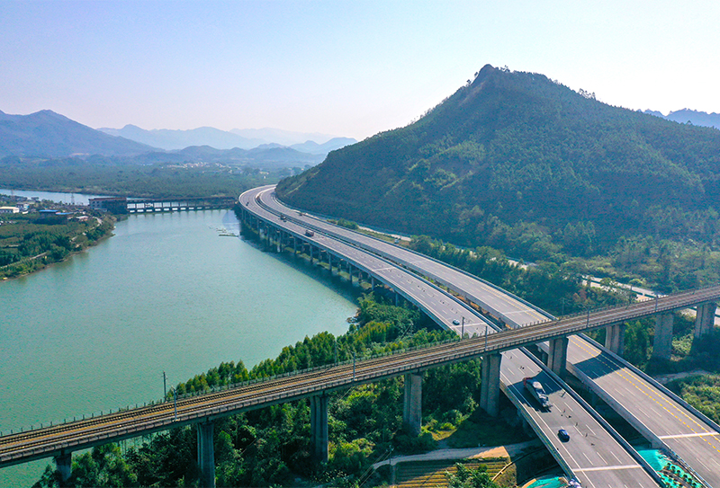 桂林至柳州高速公路改擴(kuò)建項(xiàng)目