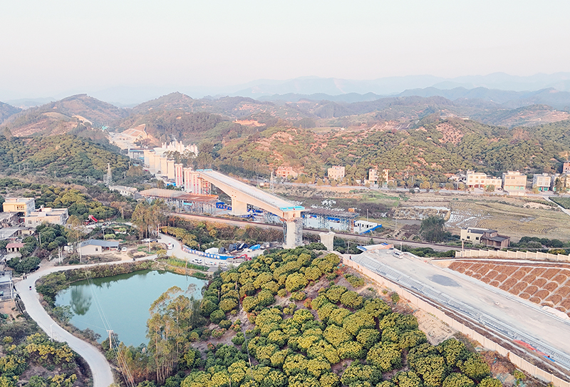 南珠高鐵玉岑段跨益湛鐵路萬噸轉體梁完成轉體。封榮權 攝 (3).jpg
