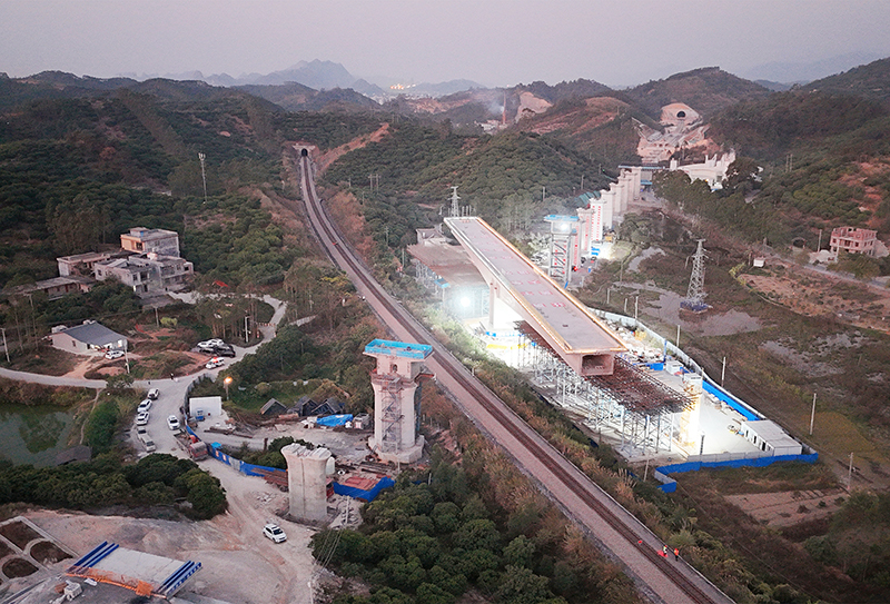 南珠高鐵玉岑段跨益湛鐵路萬噸轉體梁正在轉體。韋建松 攝.jpg