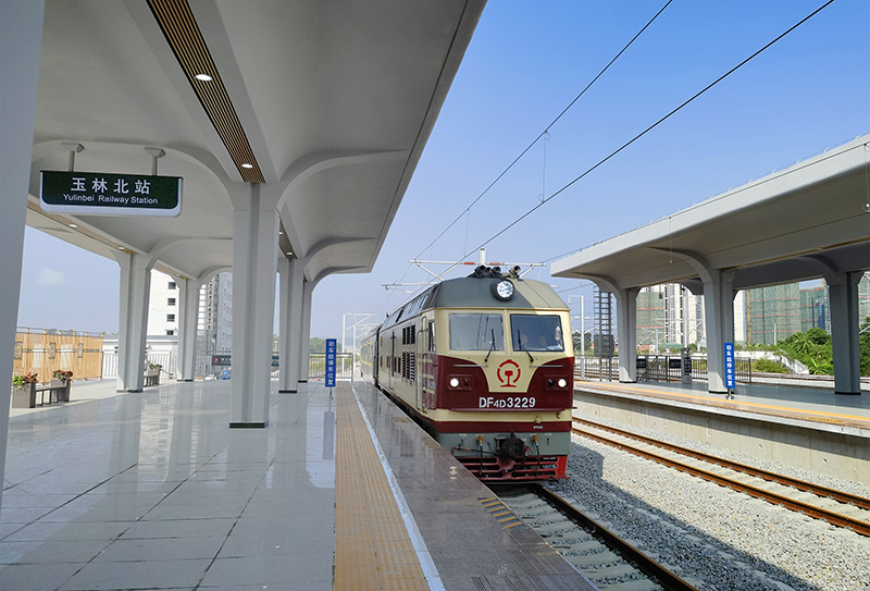 聯調聯試綜合檢測車駛入玉林北站。陳海嬋 攝.jpg