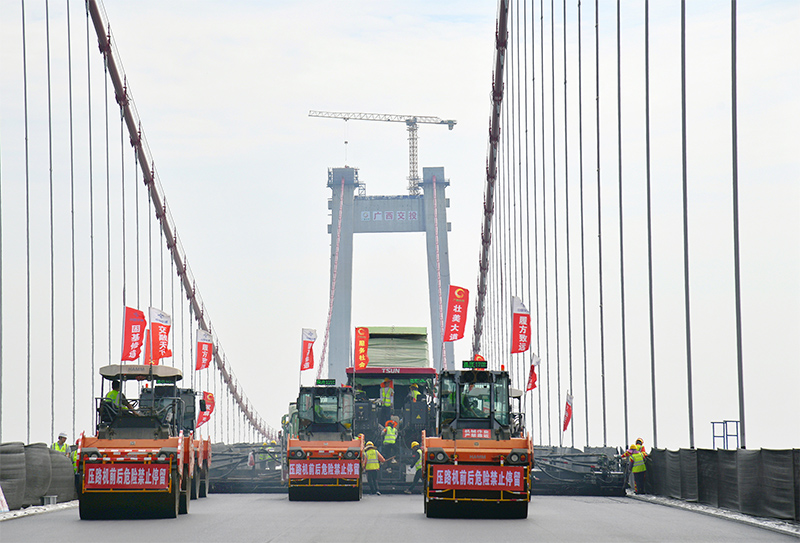 龍門大橋鋼橋面瀝青攤鋪現場 (2).jpg