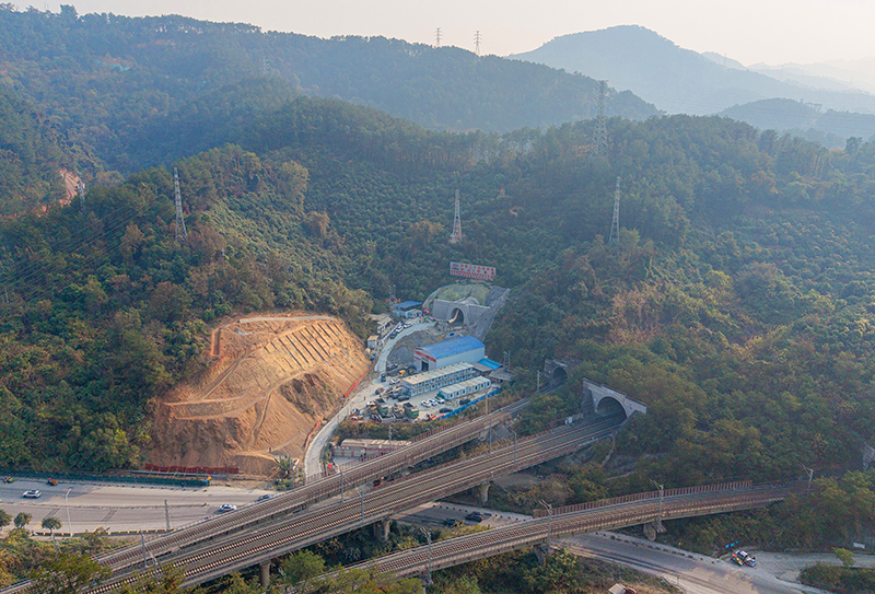 黃百鐵路迎山2號隧道航拍2。秦塬棋 攝.jpg