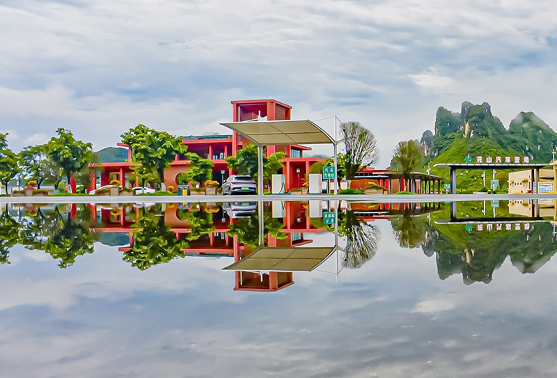 崇左公司花山服務區雨后倒影.jpg