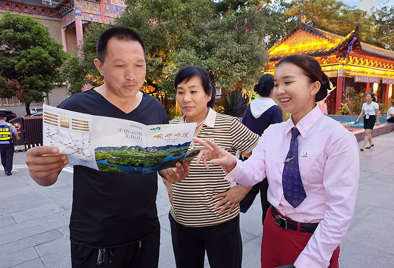 在憑祥友誼關(guān)向游客介紹景區(qū)優(yōu)惠政策.jpg 在憑祥友誼關(guān)向游客介紹景區(qū)優(yōu)惠政策.jpg