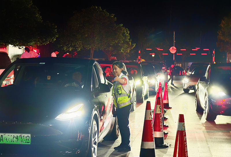 圖片1:現(xiàn)場(chǎng)管理員引導(dǎo)車輛駛?cè)敕?wù)區(qū).jpg 圖片1:現(xiàn)場(chǎng)管理員引導(dǎo)車輛駛?cè)敕?wù)區(qū).jpg