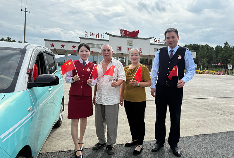 圖為國慶節當天，樹湘班組成員與司乘合影慶國慶.jpg