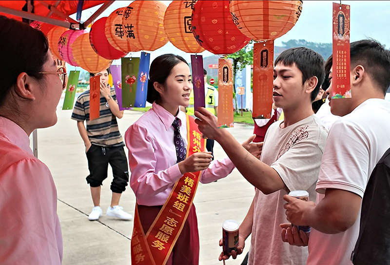 活動(dòng)現(xiàn)場(chǎng)開(kāi)展猜燈謎等活動(dòng).jpg 活動(dòng)現(xiàn)場(chǎng)開(kāi)展猜燈謎等活動(dòng).jpg