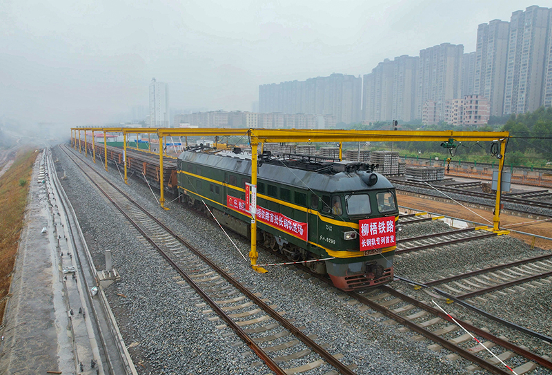 柳梧鐵路鋪軌基地首列500米長鋼軌順利進(jìn)場