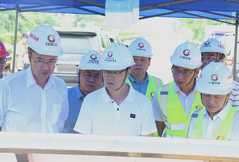 楊斌董事長到現(xiàn)場.jpg 楊斌董事長到現(xiàn)場.jpg