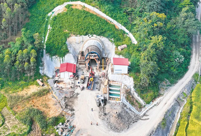 【南寧日?qǐng)?bào)】黃桶至百色鐵路廣西段連篆隧道安全貫通