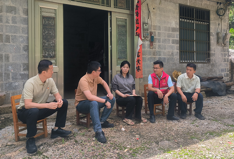 駐村工作隊到藍月芩家了解情況.jpg
