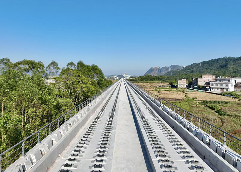 4.靜待鋪軌的線(xiàn)路-韋建松 攝.jpg