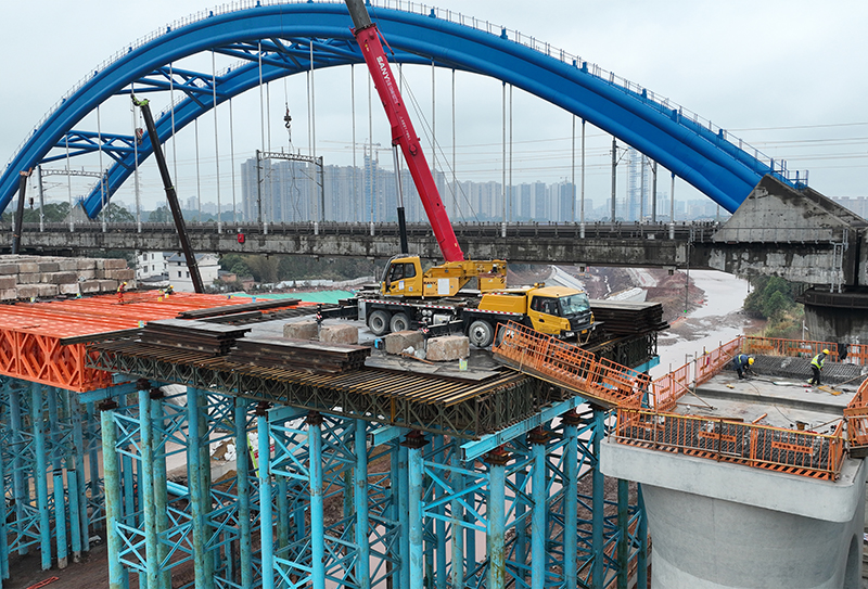 欽州東至欽州港鐵路增建二線欽江雙線特大橋施工現(xiàn)場。陳磊 攝.jpg