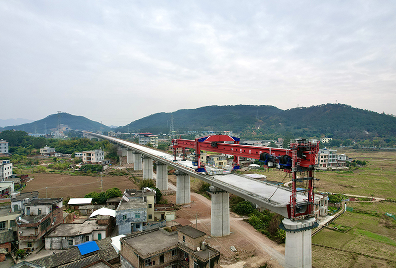 2.南珠高鐵玉岑段架梁施工.jpg
