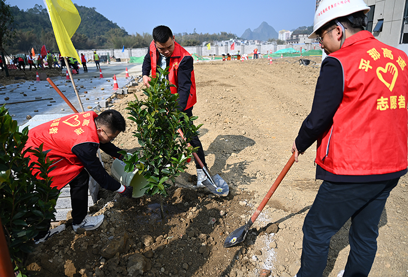 02 平那公司植樹活動(dòng).jpg