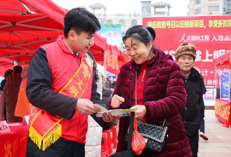 圖為荔浦分公司“傾心班組”青年志愿者在進(jìn)行ETC宣傳.jpg
