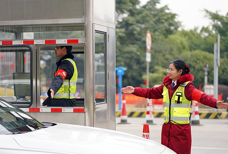 堅守崗位熱心服務保暢通 (6).jpg