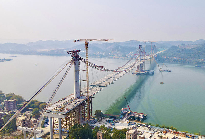 蒼容潯江大橋正在進(jìn)行鋼箱梁吊裝施工.jpg