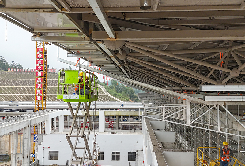 工人在憑祥東站進行外墻骨架施工.jpg