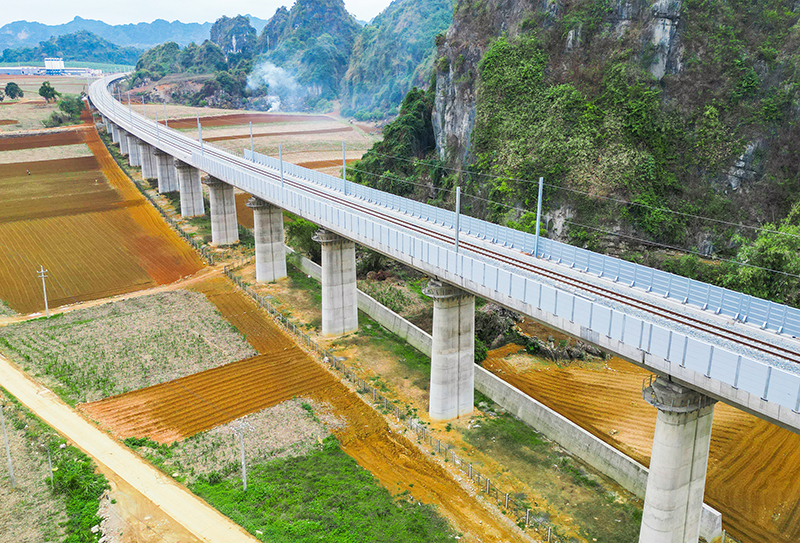 在鐵路兩側(cè)設(shè)置橋梁聲屏障 (2).jpg