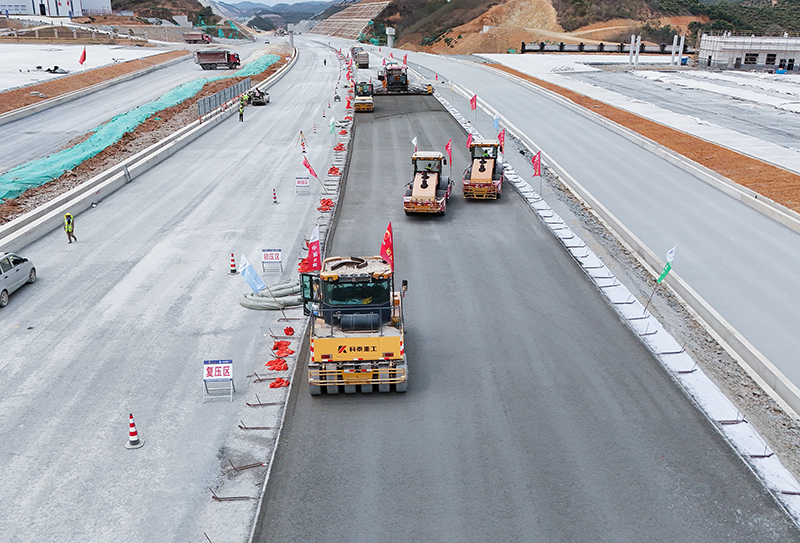 百馬機(jī)場高速主線路面施工.JPG