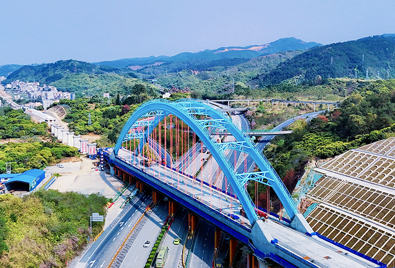 南珠高鐵玉岑段岑溪跨G65包茂高速特大橋.jpg