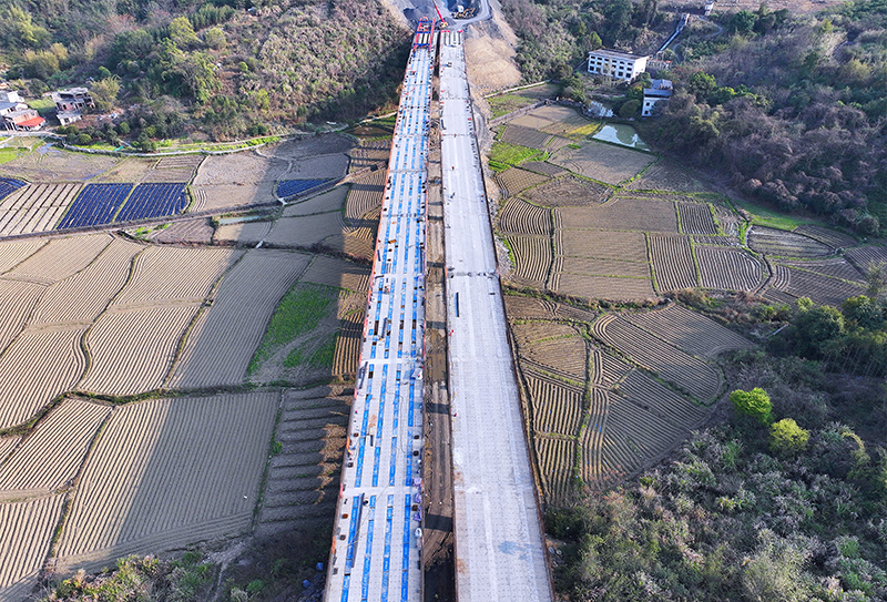 荔浦連線項(xiàng)目塘尾大橋全幅貫通.jpg