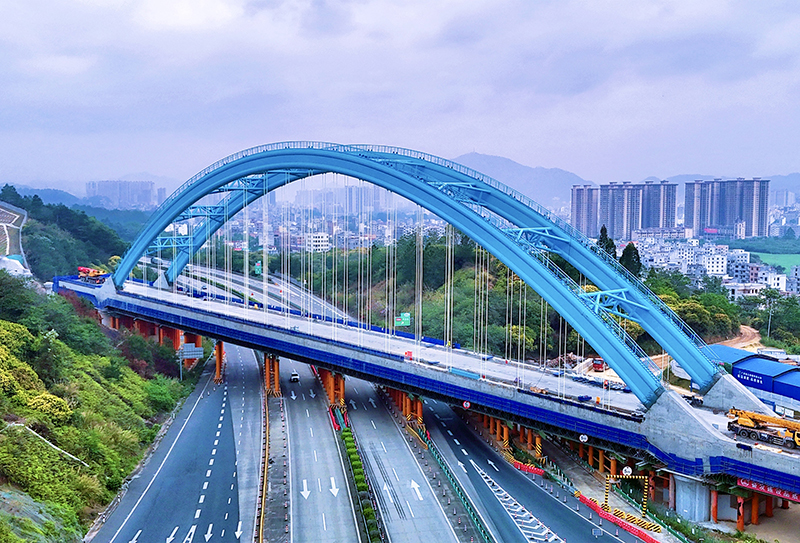 岑溪跨G65包茂高速特大橋主體完工.jpg