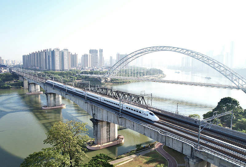 2022年首趟試運行列車駛過永和大橋旁的南崇鐵路線。（馮衛峰 攝）.jpg