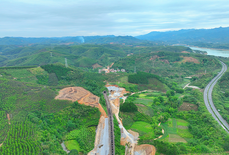 黃百鐵路新六銀隧道施工現(xiàn)場(chǎng)航拍（施懿宸 攝）.jpg