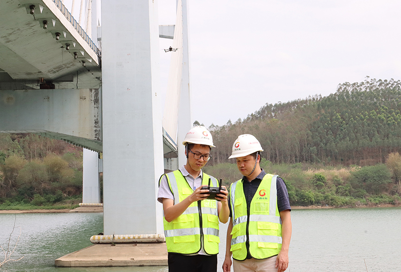 在大沖邕江特大橋實施廣西首例“AI+無人機”智能巡檢.jpg