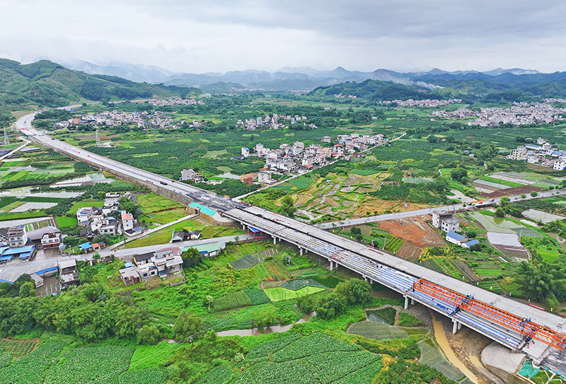 荔浦連線高速公路項(xiàng)目主線全線貫通.jpg