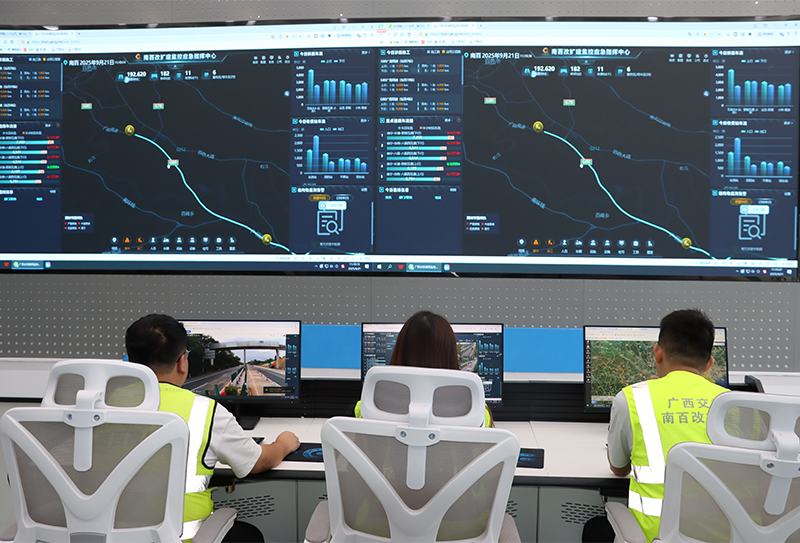 南百改擴建監控應急指揮中心工作人員緊盯屏幕，在 “樺加沙” 臺風來臨前，密切監控道路現場狀況.jpg