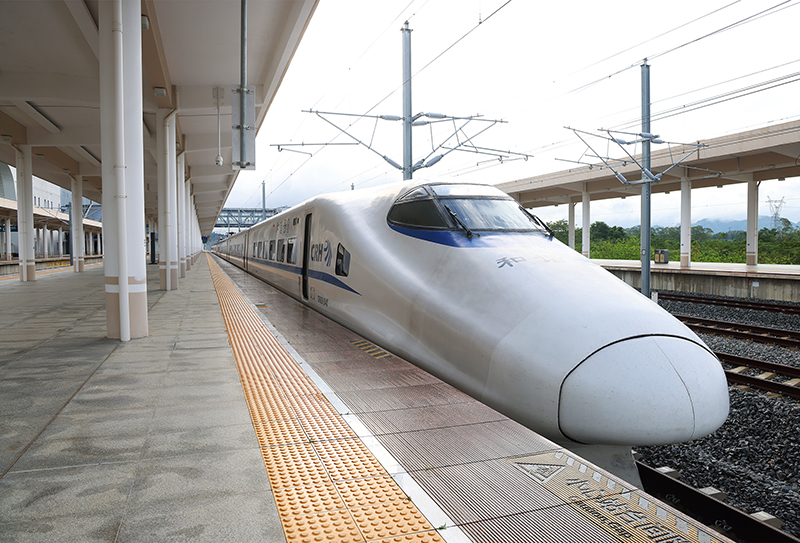 首趟滿圖試運(yùn)行列車(chē)在崇左南站整裝待發(fā)。陸玉榮 攝.jpg