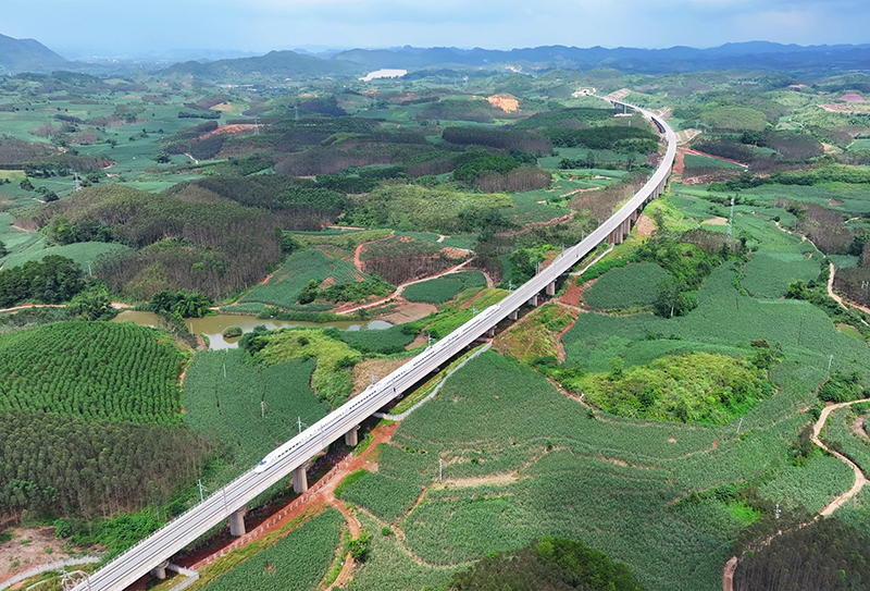 滿圖試運(yùn)行列車(chē)行駛在南憑高鐵崇憑段線路上。韋建松 攝.jpg