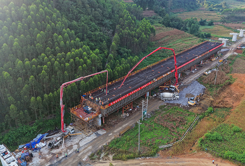 黃百鐵路連篆3號大橋道岔連續梁澆筑現場航拍 張海 攝.jpg