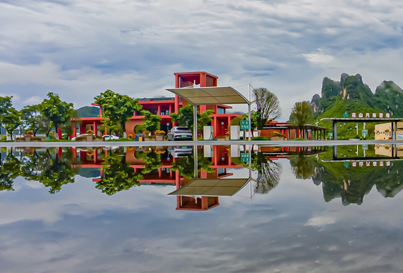崇左公司花山服務(wù)區(qū)雨后倒影.jpg 崇左公司花山服務(wù)區(qū)雨后倒影.jpg