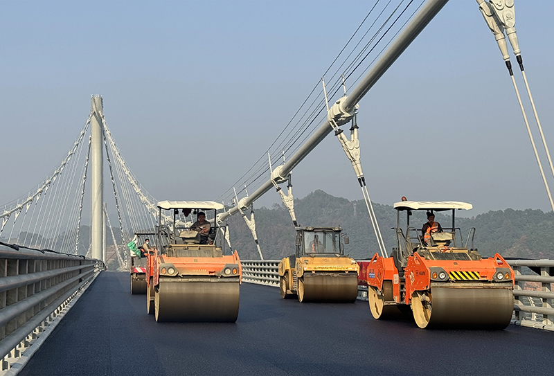 4.蒼容潯江大橋左幅超薄磨耗層SAC-8施工.jpg 4.蒼容潯江大橋左幅超薄磨耗層SAC-8施工.jpg