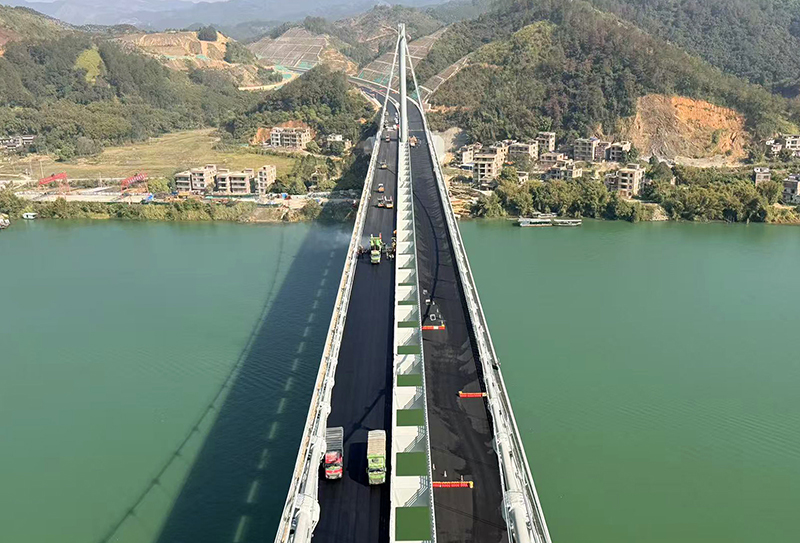 6.蒼容潯江大橋右幅超薄磨耗層SAC-8施工(中塔視角).jpg 6.蒼容潯江大橋右幅超薄磨耗層SAC-8施工(中塔視角).jpg